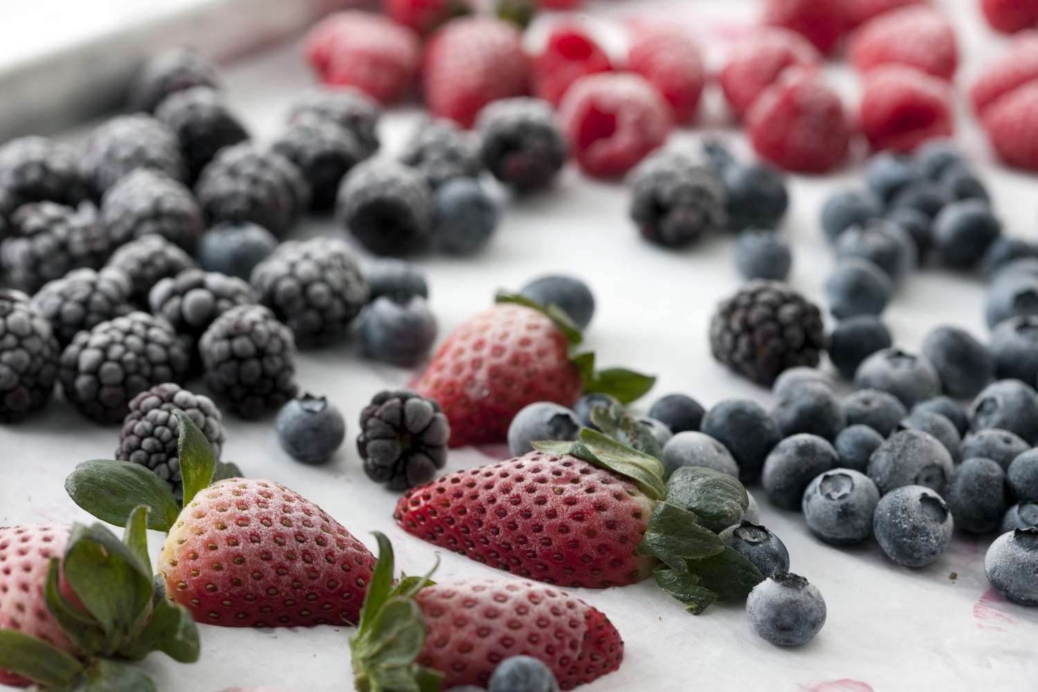 Freeze Berries Right: Tailored Methods for Every Berry Type